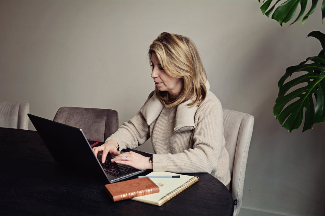 Oogkussen eyepillow op bureau naast laptop tijdens werkpauze